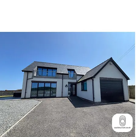 Luxury 4-bedroom Beachfront With Hot Tub & Games