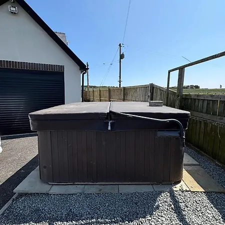 Villa Luxury 4-bedroom Beachfront With Hot Tub & Games *