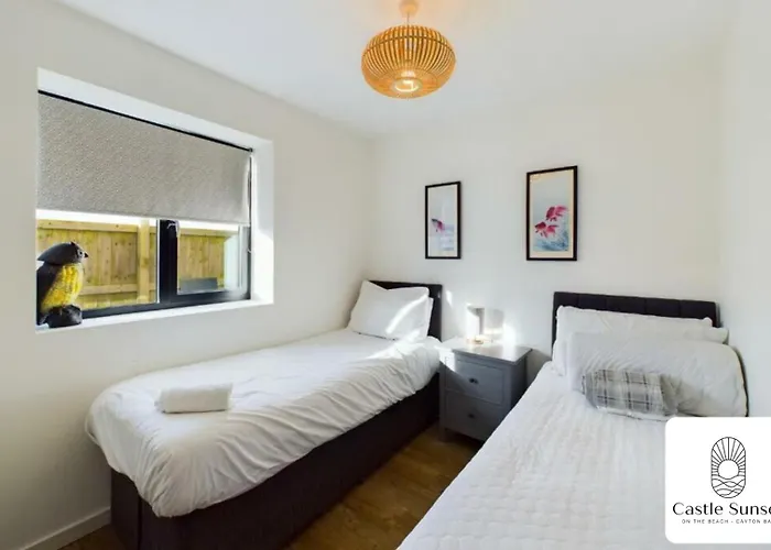 Luxury 4-bedroom Beachfront With Hot Tub & Games