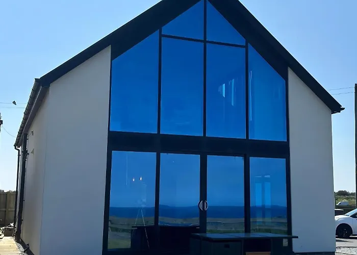 Luxury 4-bedroom Beachfront With Hot Tub & Games 别墅 凯顿