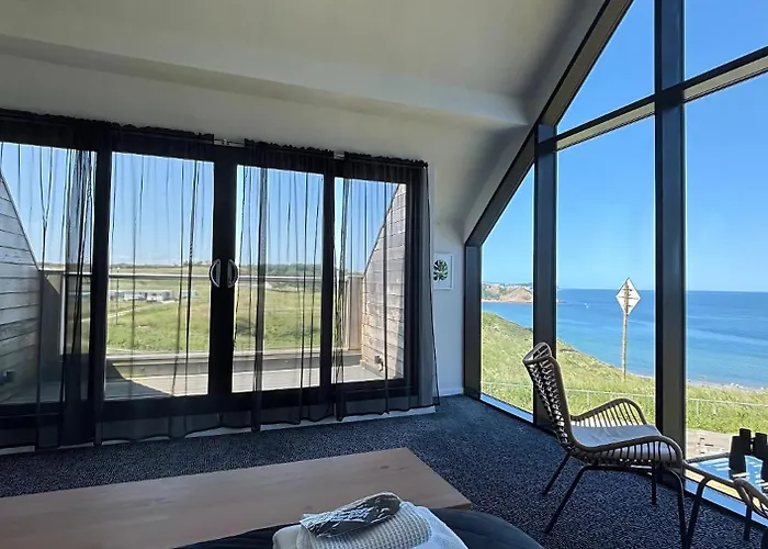 Luxury 4-bedroom Beachfront With Hot Tub & Games 别墅 凯顿