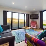Luxury 4-bedroom Beachfront With Hot Tub & Games * Cayton