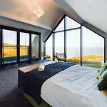 Luxury 4-bedroom Beachfront With Hot Tub & Games Villa Cayton