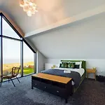 Luxury 4-bedroom Beachfront With Hot Tub & Games Villa *