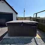Villa Luxury 4-bedroom Beachfront With Hot Tub & Games *