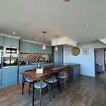 Luxury 4-bedroom Beachfront With Hot Tub & Games Villa Cayton