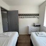 Luxury 4-bedroom Beachfront With Hot Tub & Games * Cayton