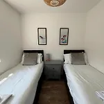 Villa Luxury 4-bedroom Beachfront With Hot Tub & Games *