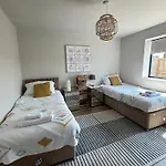 Luxury 4-bedroom Beachfront With Hot Tub & Games *