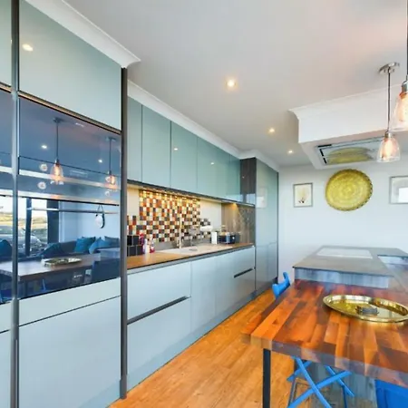 Luxury 4-bedroom Beachfront With Hot Tub & Games Villa *