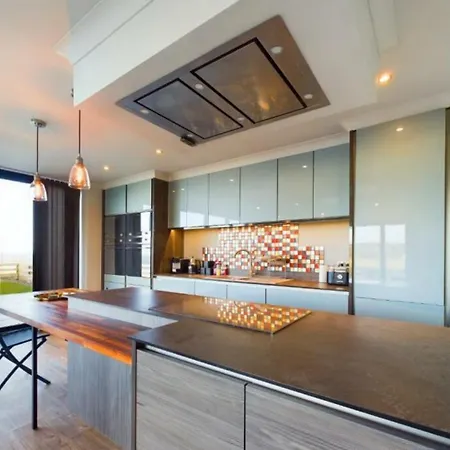 Villa Luxury 4-bedroom Beachfront With Hot Tub & Games