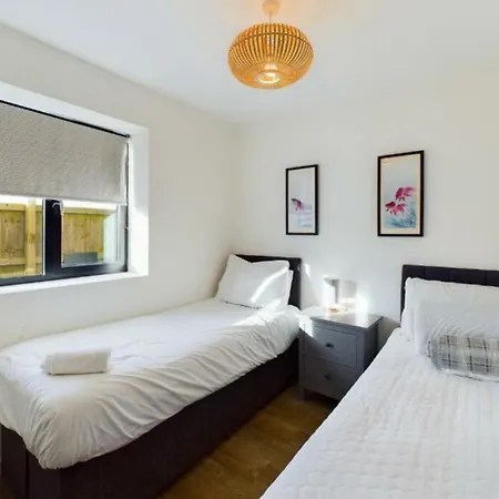 Luxury 4-bedroom Beachfront With Hot Tub & Games