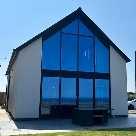 Luxury 4-bedroom Beachfront With Hot Tub & Games Villa Cayton