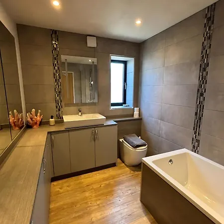 Luxury 4-bedroom Beachfront With Hot Tub & Games Villa