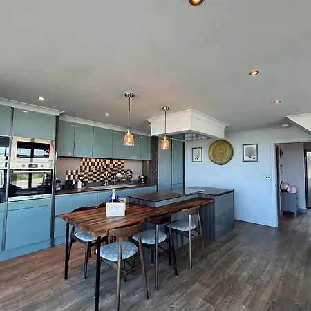 Luxury 4-bedroom Beachfront With Hot Tub & Games Villa Cayton