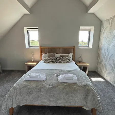 Luxury 4-bedroom Beachfront With Hot Tub & Games Cayton