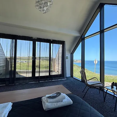 Luxury 4-bedroom Beachfront With Hot Tub & Games Villa Cayton
