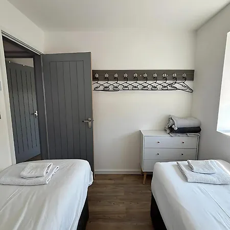 Luxury 4-bedroom Beachfront With Hot Tub & Games * Cayton