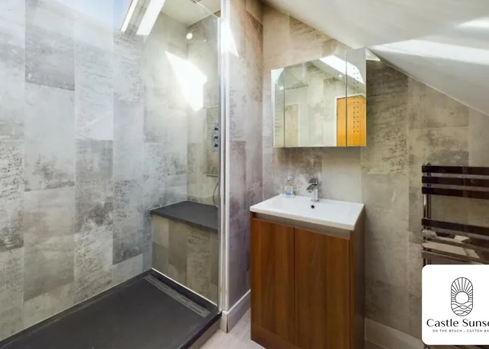 Luxury 4-bedroom Beachfront With Hot Tub & Games * Cayton