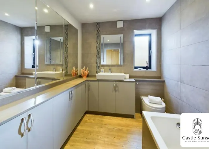 Villa Luxury 4-bedroom Beachfront With Hot Tub & Games *