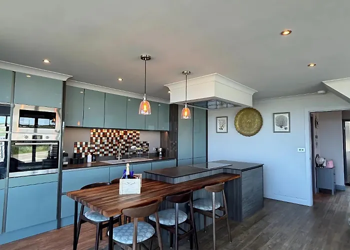 Luxury 4-bedroom Beachfront With Hot Tub & Games Villa Cayton