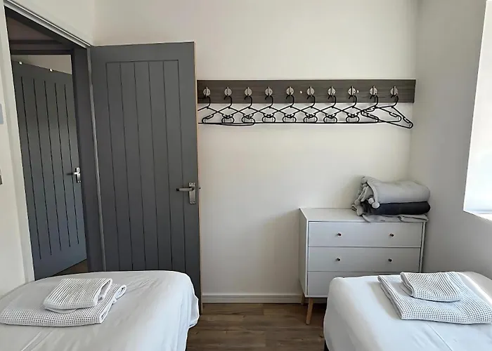 Luxury 4-bedroom Beachfront With Hot Tub & Games * Cayton