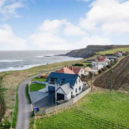 Luxury 4-bedroom Beachfront With Hot Tub & Games * Cayton