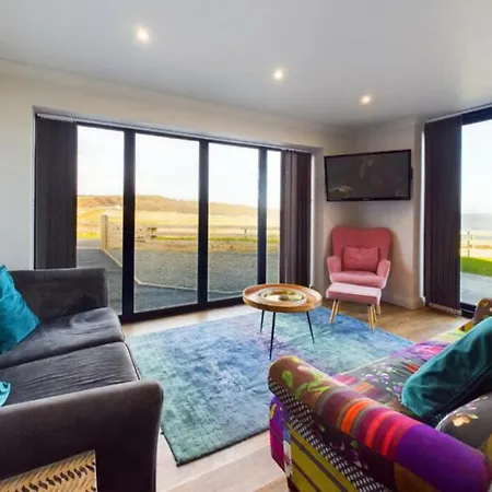 Luxury 4-bedroom Beachfront With Hot Tub & Games * Cayton