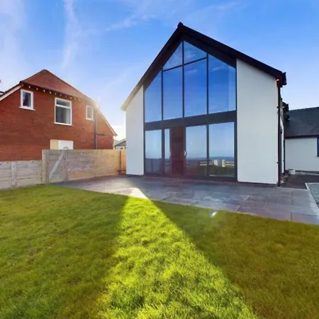 Luxury 4-bedroom Beachfront With Hot Tub & Games Villa Cayton