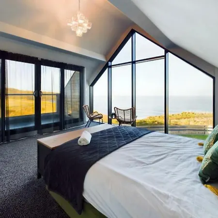 Luxury 4-bedroom Beachfront With Hot Tub & Games Villa Cayton