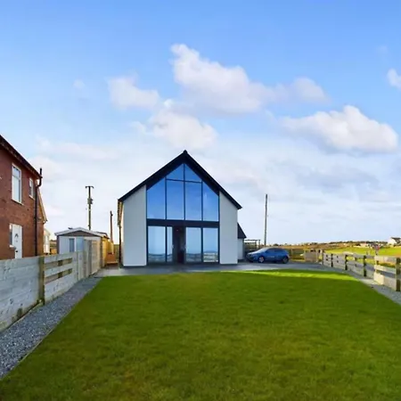 Luxury 4-bedroom Beachfront With Hot Tub & Games Cayton