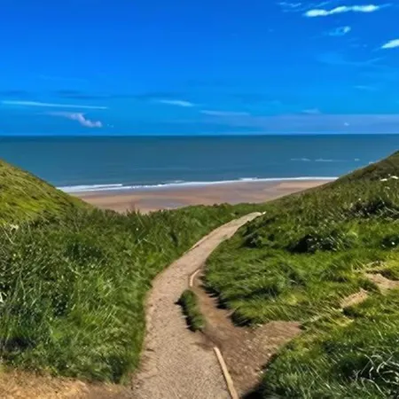 Luxury 4-bedroom Beachfront With Hot Tub & Games * Cayton