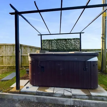 Luxury 4-bedroom Beachfront With Hot Tub & Games Willa