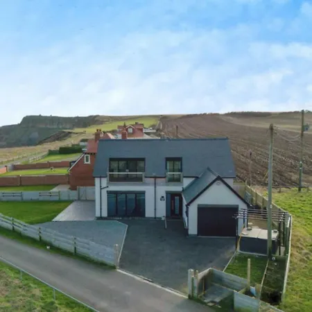 Luxury 4-bedroom Beachfront With Hot Tub & Games Villa Cayton