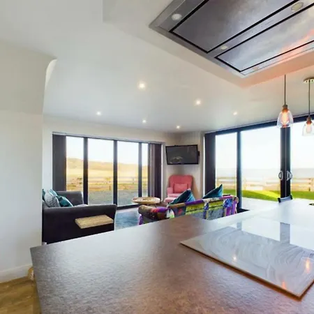 Luxury 4-bedroom Beachfront With Hot Tub & Games Villa *