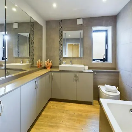 Villa Luxury 4-bedroom Beachfront With Hot Tub & Games *
