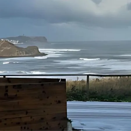 Luxury 4-bedroom Beachfront With Hot Tub & Games Villa Cayton