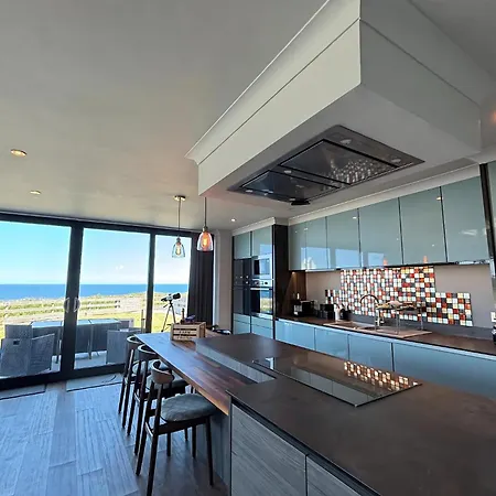 Luxury 4-bedroom Beachfront With Hot Tub & Games * Cayton