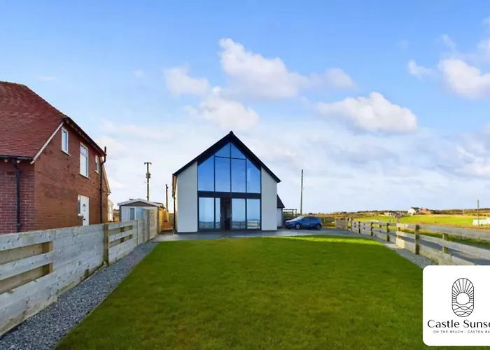 Luxury 4-bedroom Beachfront With Hot Tub & Games Cayton