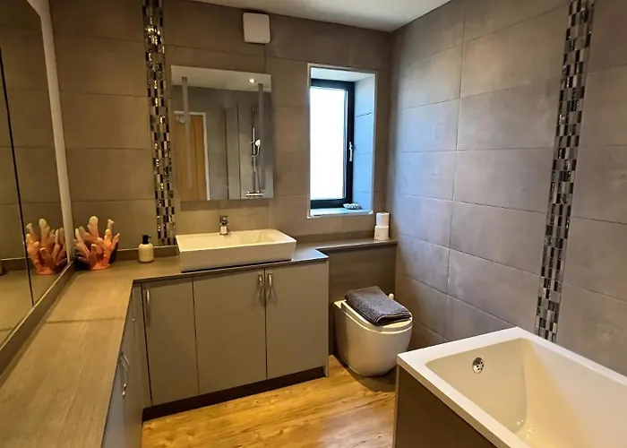 Luxury 4-bedroom Beachfront With Hot Tub & Games Willa