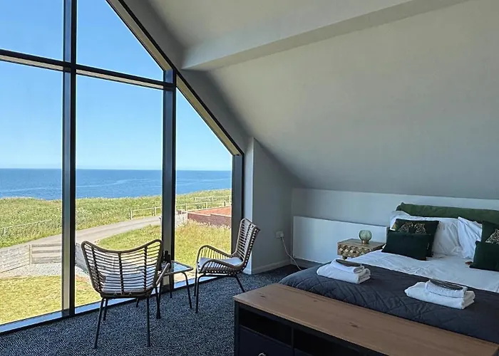 Willa Luxury 4-bedroom Beachfront With Hot Tub & Games